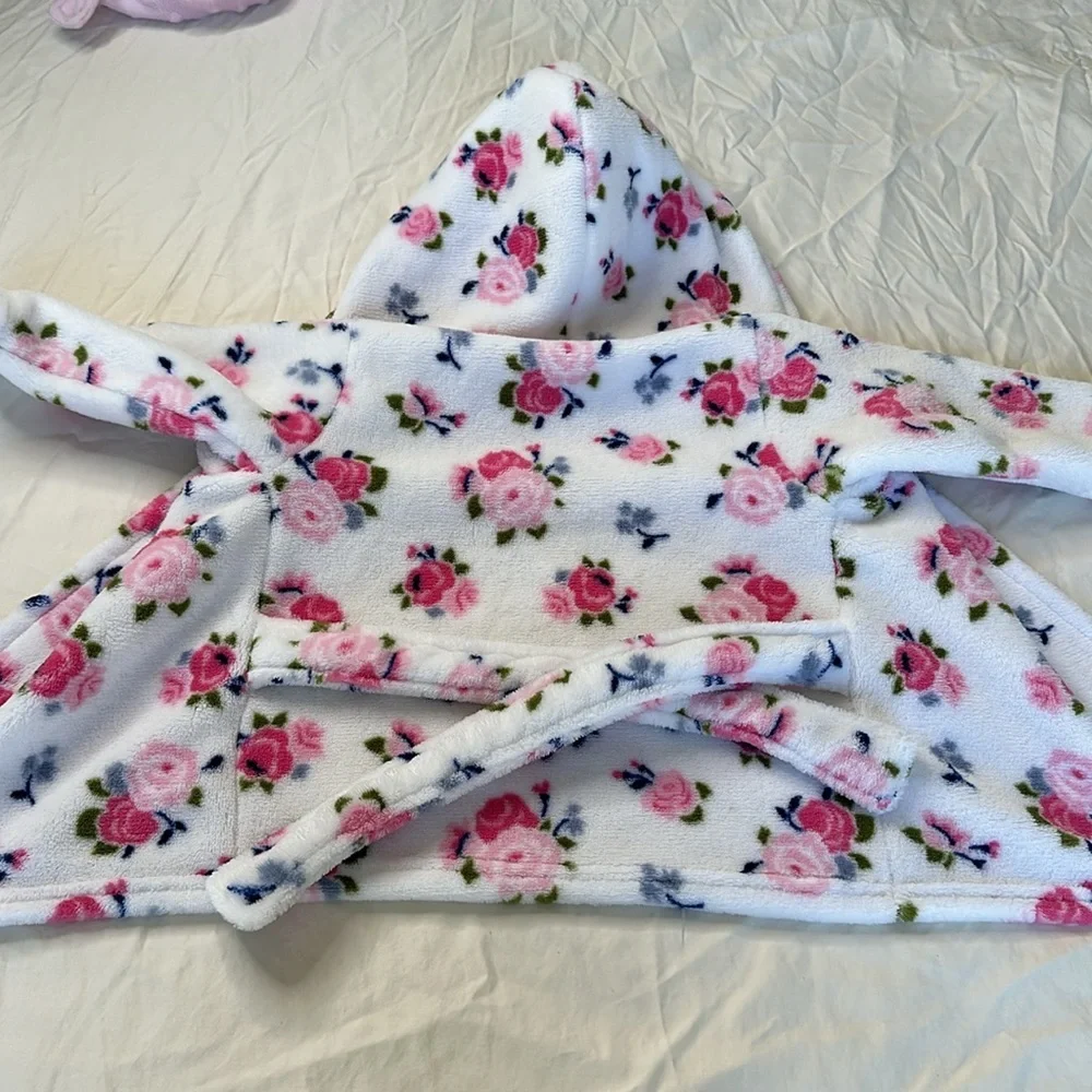 Bundle of two baby girl bath robes size 0-9 months. GREAT CONDITION, very soft.